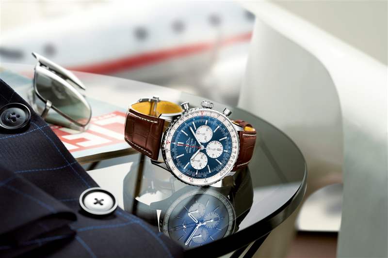 NAVITIMER B01 CHRONOGRAPH 43 航空计时腕表国泰限量版(图片来源:Breitling) Breitling航空经典Navitimer70周年联乘国泰GMT腕表限量200枚-复刻表