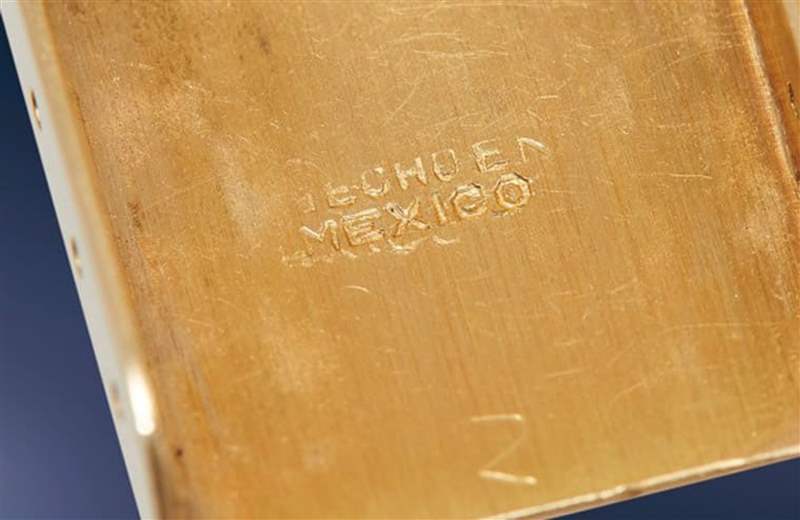 表扣内侧刻有“Hecho in Mexico”字样，显示零件是在墨西哥制造。 （Source：Phillips）