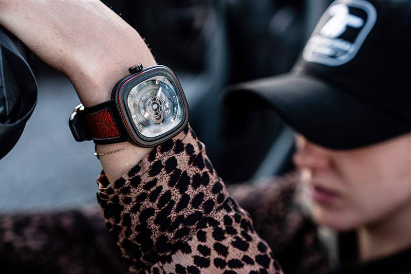 七个星期五SevenFriday P3C/04碳红色引擎设计-复刻表