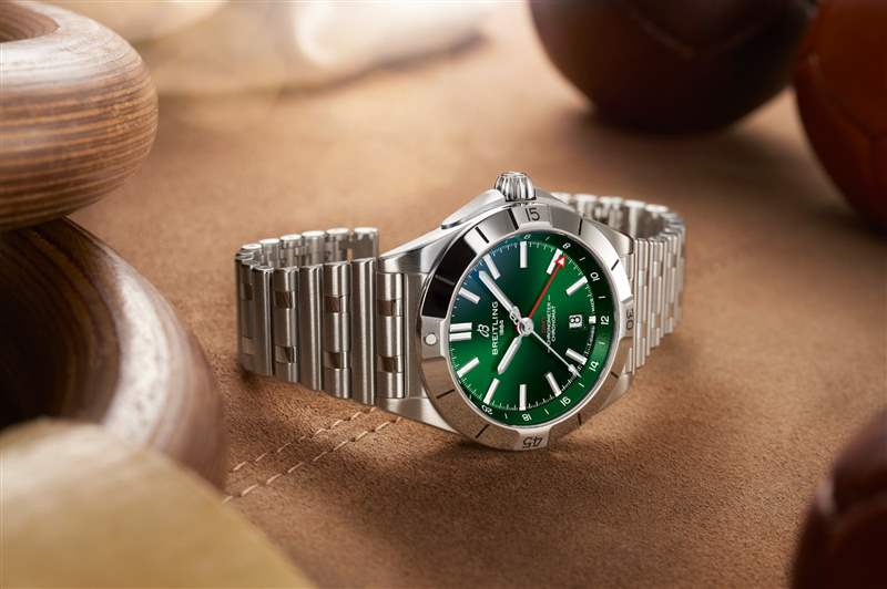 CHRONOMAT AUTOMATIC GMT 40機械計時自動腕錶GMT 40(圖片來源:Breitling) Breitling航空经典Navitimer70周年联乘国泰GMT腕表限量200枚-复刻表