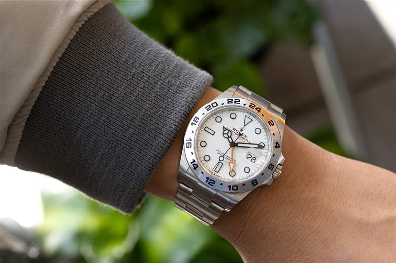 某人手腕上的现代 226570 Explorer II。