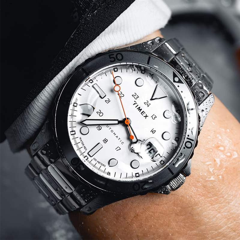 人手腕上的 timex Navi XL。