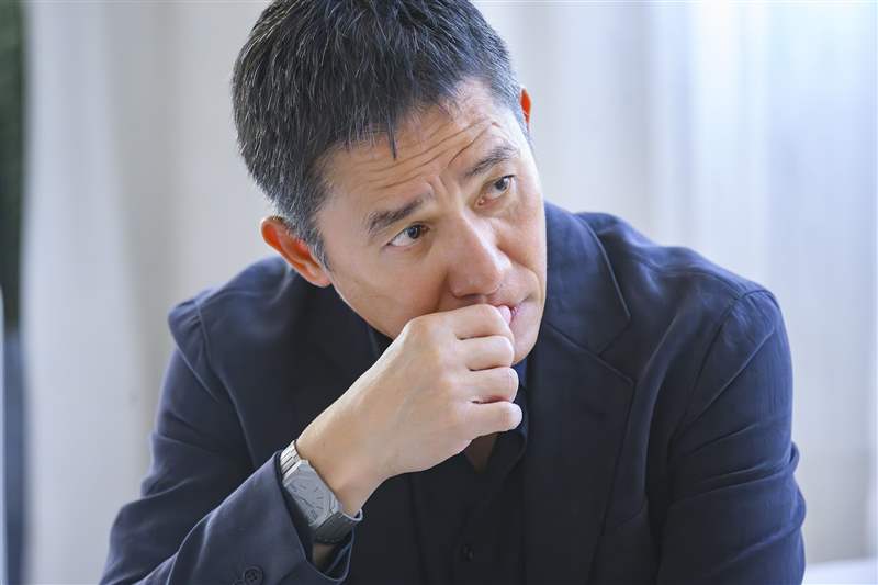 梁朝偉接受訪問時，戴上一枚BVLGARI Octo Finissimo Automatic腕錶（圖片來源：BVLGARI）